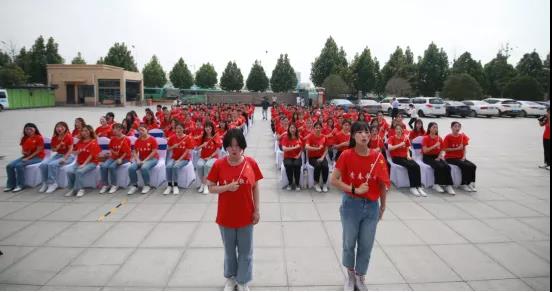 做白色的牛奶，創(chuàng)紅色的企業(yè)，花花牛乳業(yè)集團(tuán)青春歌會慶祝建黨100周年