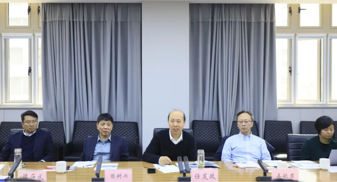 花花牛乳業(yè)集團(tuán)黨委書記、董事長(zhǎng)唐洪峰一行赴中原食品實(shí)驗(yàn)室同中國(guó)工程院院士、中原食品實(shí)驗(yàn)室主任任發(fā)政座談交流