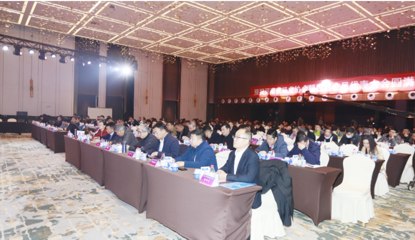 河南奶業(yè)發(fā)展啟航新征程——花花牛乳業(yè)集團(tuán)黨委書記、董事長(zhǎng)唐洪峰當(dāng)選河南省奶業(yè)協(xié)會(huì)會(huì)長(zhǎng)