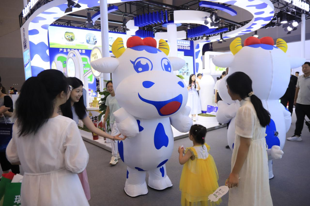 啟航新征程 點亮新賽道丨花花牛乳業(yè)集團參加第十四屆中國奶業(yè)大會暨D20峰會，榮獲“中國乳制品生產(chǎn)企業(yè)現(xiàn)代化等級5A級”評定殊榮