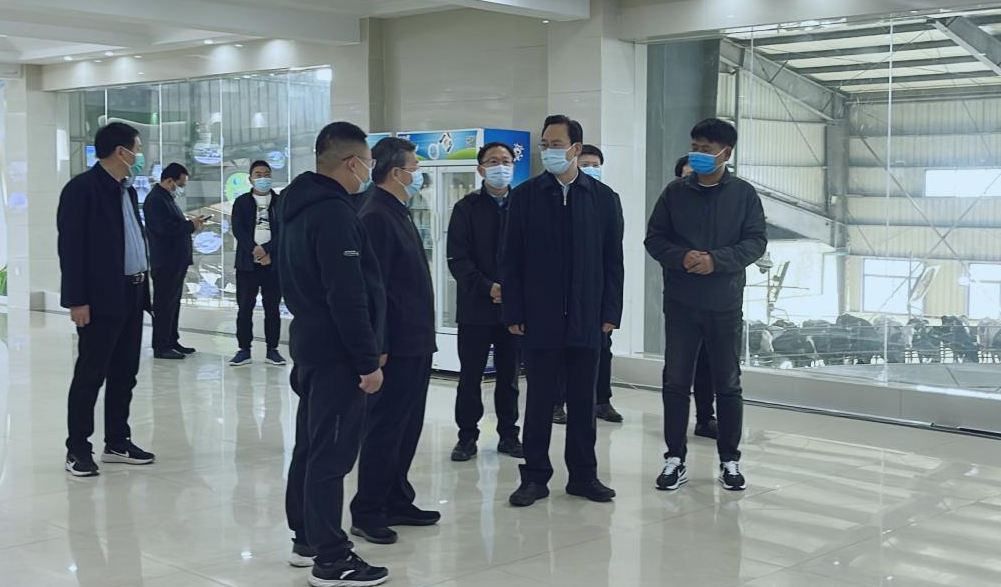 河南省人大常委會(huì)黨組書記、副主任孔昌生蒞臨花花牛魯山瑞亞牧場(chǎng)參觀調(diào)研