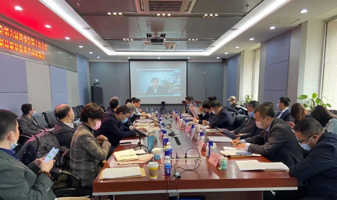 榮膺乳業(yè)三大金獎(jiǎng)，花花牛以產(chǎn)業(yè)融合發(fā)展推進(jìn)奶業(yè)高質(zhì)量發(fā)展