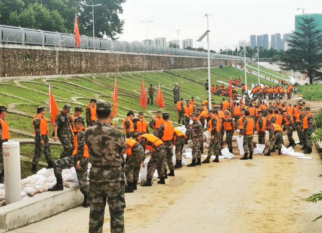 大雨無情人有情！花花牛乳業(yè)慰問常莊水庫抗洪搶險(xiǎn)官兵