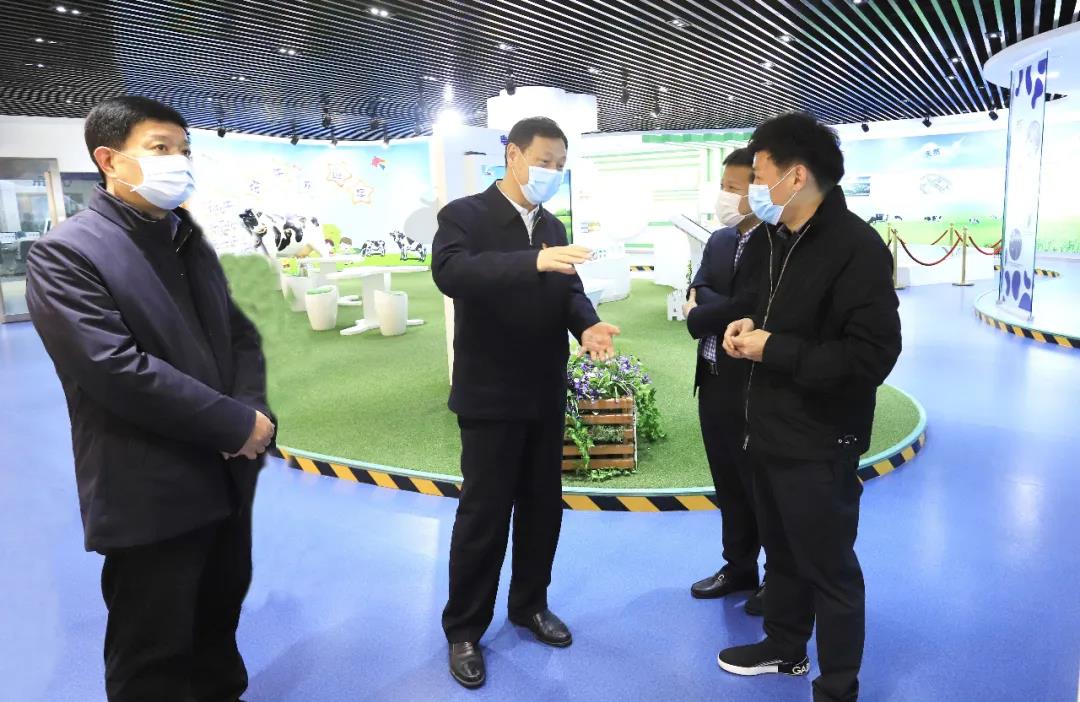 河南省委農(nóng)辦主任、農(nóng)業(yè)農(nóng)村廳廳長申延平一行調(diào)研河南花花牛乳業(yè)集團