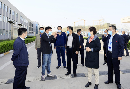 鄭州市人大副主任孫黎、市政府副市長李喜安一行 蒞臨花花牛開展“三送一強(qiáng)”活動