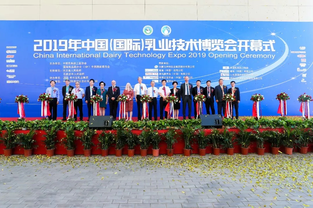 中國乳制品工業(yè)協(xié)會(huì)第二十五次年會(huì)召開！花花?？偛枚T峰獲“振興乳業(yè)領(lǐng)軍人”榮譽(yù)稱號(hào)