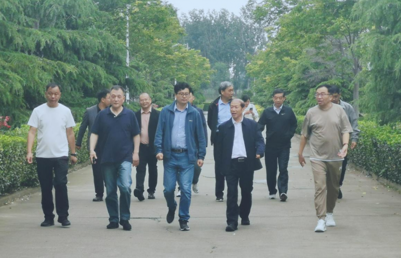 花花牛丨河南農業(yè)大學黨委副書記、校長介曉磊一行蒞臨花花牛河南瑞亞參觀調研