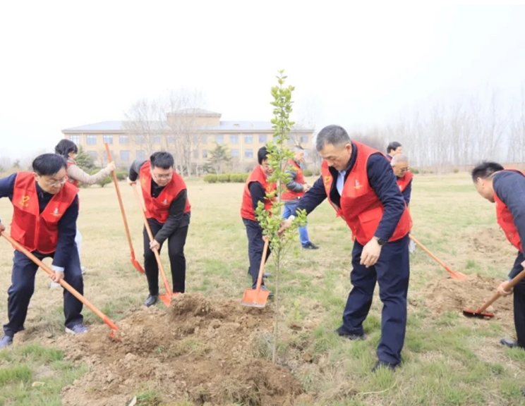 河南花花牛乳業(yè)集團(tuán)開(kāi)展“綠色發(fā)展踐初心 植樹(shù)護(hù)綠先鋒行”植樹(shù)活動(dòng)